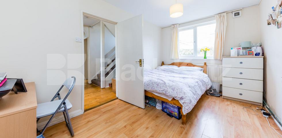 Four double bedrooms large lounge modern kitchen - mins to tube & shops. Williamson Street, Holloway